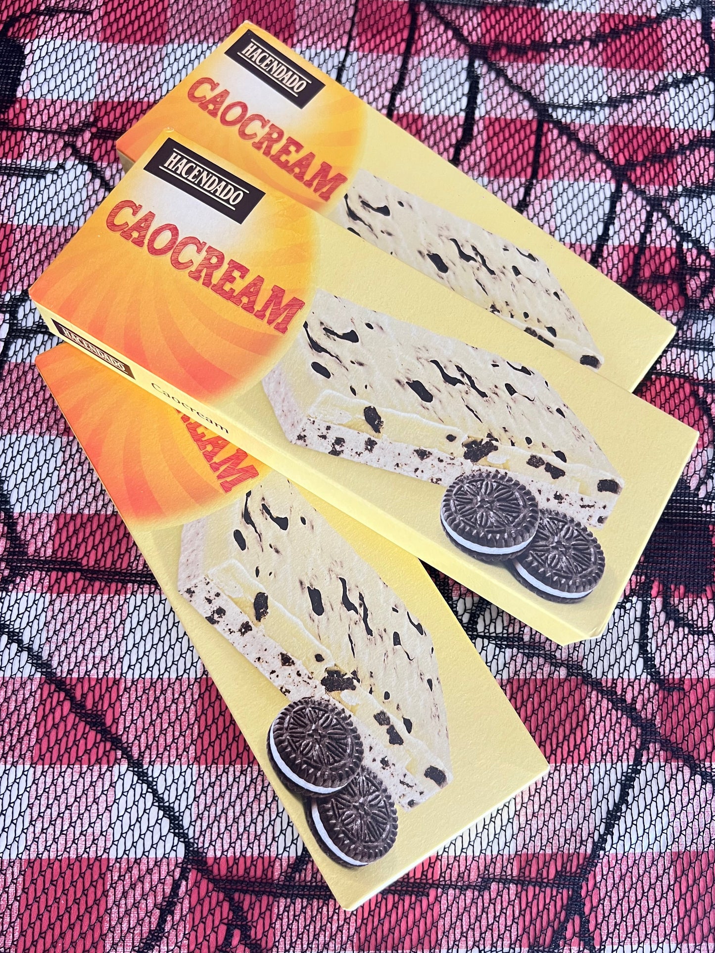 Turrón de chocolat blanc et crème de lait avec biscuit au cacao