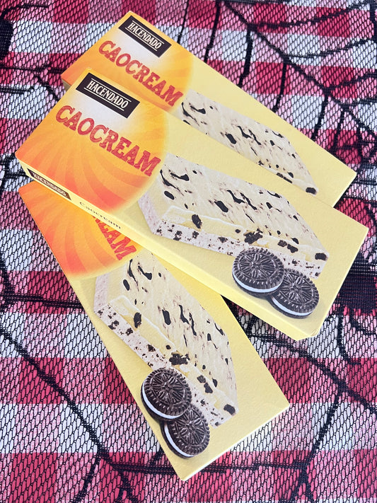 Turrón de chocolat blanc et crème de lait avec biscuit au cacao